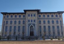 Devlet yönetiminde merkezi ve yerel yönetim arasındaki köprülerden biri olan kaymakam, ilçelerin idari ve hukuki işleyişinden sorumlu üst düzey devlet memurudur. Kamu düzeninin sağlanması, devlet politikalarının uygulanması ve yerel yönetimle koordinasyonun yürütülmesi, kaymakamların başlıca görevleri arasındadır. Bu meslek, sorumluluk ve prestiji nedeniyle kamu hizmetinde önemli bir konum olarak kabul edilir. Konulu bir haber görseli.