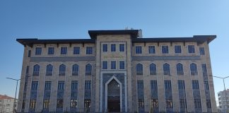 Devlet yönetiminde merkezi ve yerel yönetim arasındaki köprülerden biri olan kaymakam, ilçelerin idari ve hukuki işleyişinden sorumlu üst düzey devlet memurudur. Kamu düzeninin sağlanması, devlet politikalarının uygulanması ve yerel yönetimle koordinasyonun yürütülmesi, kaymakamların başlıca görevleri arasındadır. Bu meslek, sorumluluk ve prestiji nedeniyle kamu hizmetinde önemli bir konum olarak kabul edilir. Konulu bir haber görseli.