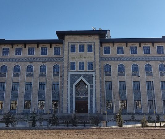 Kaymakam Kimdir? Kaymakam Ne Kadar Kazanır? Devlet yönetiminde merkezi ve yerel yönetim arasındaki köprülerden biri olan kaymakam, ilçelerin idari ve hukuki işleyişinden sorumlu üst düzey devlet memurudur. Kamu düzeninin sağlanması, devlet politikalarının uygulanması ve yerel yönetimle koordinasyonun yürütülmesi, kaymakamların başlıca görevleri arasındadır. Bu meslek, sorumluluk ve prestiji nedeniyle kamu hizmetinde önemli bir konum olarak kabul edilir. Konulu bir haber görseli.
