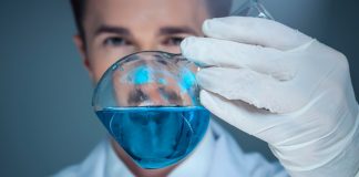 Bilim dünyasının temel mesleklerinden biri olan kimyager, maddelerin yapısını, özelliklerini ve birbirleriyle tepkimelerini inceleyen uzman kişidir. İlaç sanayinden gıda sektörüne, çevre analizlerinden kozmetik ürün araştırmalarına kadar birçok alanda görev alan kimyagerler, bilimsel çalışmaların ve üretim süreçlerinin vazgeçilmez aktörlerindendir. Günümüzde teknoloji ve laboratuvar altyapısının gelişmesi, kimyagerlik mesleğini hem daha geniş kapsamlı hem de daha kritik bir konuma taşımaktadır. Konulu bir haber görseli.