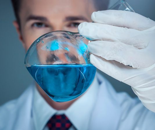 Bilim dünyasının temel mesleklerinden biri olan kimyager, maddelerin yapısını, özelliklerini ve birbirleriyle tepkimelerini inceleyen uzman kişidir. İlaç sanayinden gıda sektörüne, çevre analizlerinden kozmetik ürün araştırmalarına kadar birçok alanda görev alan kimyagerler, bilimsel çalışmaların ve üretim süreçlerinin vazgeçilmez aktörlerindendir. Günümüzde teknoloji ve laboratuvar altyapısının gelişmesi, kimyagerlik mesleğini hem daha geniş kapsamlı hem de daha kritik bir konuma taşımaktadır. Konulu bir haber görseli.