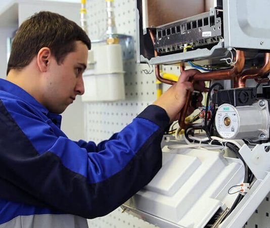 Binaların ısıtma sistemlerinin düzgün çalışmasını sağlamak ve konforlu bir yaşam sunmak için kritik görev üstlenen kombi servisçisi, özellikle kış aylarında yoğun bir meslek grubunu oluşturur. Kombi arızalarını tespit etmek, bakımını yapmak ve gerekli onarımları gerçekleştirmek kombi servisçilerinin temel sorumlulukları arasında yer alır. Bu meslek, teknik bilgi, dikkat ve hızlı müdahale becerisi gerektirir. Konulu bir haber görseli.