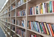 Bilgiye ulaşmanın ve doğru kaynakları kullanmanın giderek önem kazandığı günümüzde, kütüphaneci mesleği eğitim ve araştırma süreçlerinin vazgeçilmez bir parçası haline gelmiştir. Kitapların, dergilerin ve dijital kaynakların düzenli bir şekilde yönetilmesini sağlayan kütüphaneciler, kullanıcıların doğru bilgiye hızlı şekilde ulaşmasını mümkün kılar. Bu meslek, organizasyon, veri yönetimi ve iletişim becerilerini bir arada gerektiren önemli bir kariyer alanıdır. Konulu bir haber görseli.