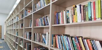 Bilgiye ulaşmanın ve doğru kaynakları kullanmanın giderek önem kazandığı günümüzde, kütüphaneci mesleği eğitim ve araştırma süreçlerinin vazgeçilmez bir parçası haline gelmiştir. Kitapların, dergilerin ve dijital kaynakların düzenli bir şekilde yönetilmesini sağlayan kütüphaneciler, kullanıcıların doğru bilgiye hızlı şekilde ulaşmasını mümkün kılar. Bu meslek, organizasyon, veri yönetimi ve iletişim becerilerini bir arada gerektiren önemli bir kariyer alanıdır. Konulu bir haber görseli.