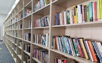 Kütüphaneci Kimdir? Kütüphaneci Ne Kadar Kazanır? Bilgiye ulaşmanın ve doğru kaynakları kullanmanın giderek önem kazandığı günümüzde, kütüphaneci mesleği eğitim ve araştırma süreçlerinin vazgeçilmez bir parçası haline gelmiştir. Kitapların, dergilerin ve dijital kaynakların düzenli bir şekilde yönetilmesini sağlayan kütüphaneciler, kullanıcıların doğru bilgiye hızlı şekilde ulaşmasını mümkün kılar. Bu meslek, organizasyon, veri yönetimi ve iletişim becerilerini bir arada gerektiren önemli bir kariyer alanıdır. Konulu bir haber görseli.