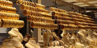 Değerli taşlar, altın ve gümüş gibi kıymetli metalleri işleyerek estetik ve ekonomik değeri yüksek ürünler ortaya koyan kuyumcu, hem sanat hem de ticaret alanında önemli bir mesleğe sahiptir. Takı tasarımı, mücevher yapımı ve değerli taşların işlenmesi, bu mesleğin temel görevlerini oluşturur. Günümüzde kuyumculuk, hem geleneksel el işçiliği hem de modern teknolojiyle birleşerek kendine özgü bir uzmanlık alanı yaratmıştır. Konulu bir haber görseli.