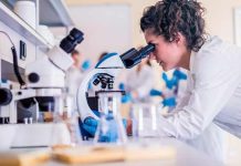 Laboratuvar ortamlarında bilimsel araştırma ve analiz süreçlerini yöneten laborantlar, sağlık, gıda, ilaç ve sanayi alanlarında kritik rol oynayan uzmanlardır. Laborantlar, deneylerin doğru şekilde yürütülmesini, testlerin eksiksiz ve güvenilir şekilde tamamlanmasını sağlar. Laborant kimdir sorusu, özellikle bilim ve sağlık alanında kariyer yapmak isteyenler tarafından merak edilirken, laborant ne kadar kazanır sorusu da mesleğin maddi boyutunu öğrenmek isteyenler için önemli bir konudur. Konulu bir haber görseli.