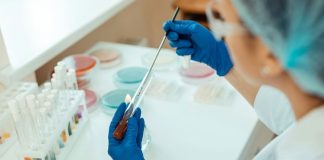 Bilim ve sağlık dünyasında kritik bir rol üstlenen laboratuvar analisti, analiz ve test süreçlerinin doğru şekilde yürütülmesini sağlayan uzman kişidir. Günümüzde hastalıkların teşhisinden gıda güvenliğine, çevre analizlerinden ilaç geliştirme çalışmalarına kadar birçok alanda laboratuvar analizi büyük önem taşımaktadır. Bu nedenle bu meslek, hem sağlık hem de bilimsel araştırmalar açısından vazgeçilmez bir konuma sahiptir. Konulu bir haber görseli.