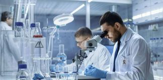 Sağlık ve bilim dünyasının görünmeyen kahramanlarından biri olan laboratuvar teknisyeni, teşhis ve araştırma süreçlerinde kritik bir rol üstlenir. Hastalıkların doğru şekilde belirlenmesi, tedavi süreçlerinin planlanması ve bilimsel çalışmaların yürütülmesi gibi pek çok önemli alanda görev alan bu meslek grubu, sağlık sisteminin vazgeçilmez parçalarından biridir. Konulu bir haber görseli.