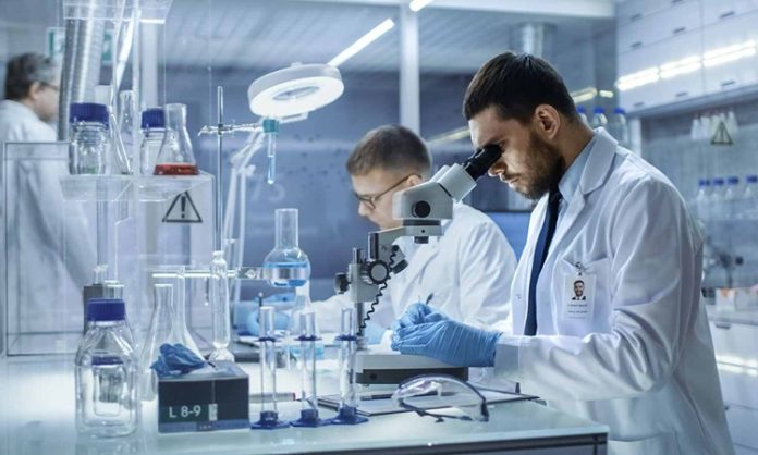 Sağlık ve bilim dünyasının görünmeyen kahramanlarından biri olan laboratuvar teknisyeni, teşhis ve araştırma süreçlerinde kritik bir rol üstlenir. Hastalıkların doğru şekilde belirlenmesi, tedavi süreçlerinin planlanması ve bilimsel çalışmaların yürütülmesi gibi pek çok önemli alanda görev alan bu meslek grubu, sağlık sisteminin vazgeçilmez parçalarından biridir. Konulu bir haber görseli.