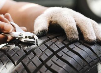 Lastik Tamircisi Kimdir? Lastik Tamircisi Ne Kadar Kazanır? Otomotiv sektöründe araçların güvenliği ve performansı için kritik bir rol oynayan lastik tamircileri, sürücülerin yolda güvenle ilerlemesini sağlayan önemli meslek gruplarından biridir. Lastik tamircisi kimdir sorusu, özellikle teknik meslekler arasında kendine yer arayan gençler ve kariyer değişikliği düşünenler tarafından merak edilmektedir. Aynı şekilde, lastik tamircisi ne kadar kazanır sorusu, mesleğin ekonomik değerini anlamak isteyenler için önemlidir. konulu bir haber görseli.