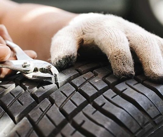 Otomotiv sektöründe araçların güvenliği ve performansı için kritik bir rol oynayan lastik tamircileri, sürücülerin yolda güvenle ilerlemesini sağlayan önemli meslek gruplarından biridir. Lastik tamircisi kimdir sorusu, özellikle teknik meslekler arasında kendine yer arayan gençler ve kariyer değişikliği düşünenler tarafından merak edilmektedir. Aynı şekilde, lastik tamircisi ne kadar kazanır sorusu, mesleğin ekonomik değerini anlamak isteyenler için önemlidir. konulu bir haber görseli.