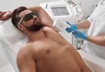 Güzellik ve bakım sektörünün hızla büyümesiyle birlikte lazer epilasyon uzmanı mesleği son yıllarda oldukça popüler hale gelmiştir. Özellikle kalıcı çözüm sunması nedeniyle tercih edilen lazer epilasyon, hem kadınlar hem de erkekler tarafından yoğun ilgi görmektedir. Bu durum da doğal olarak bu alanda çalışan uzmanlara olan ihtiyacı artırmaktadır. Konulu bir haber görseli.