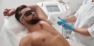 Güzellik ve bakım sektörünün hızla büyümesiyle birlikte lazer epilasyon uzmanı mesleği son yıllarda oldukça popüler hale gelmiştir. Özellikle kalıcı çözüm sunması nedeniyle tercih edilen lazer epilasyon, hem kadınlar hem de erkekler tarafından yoğun ilgi görmektedir. Bu durum da doğal olarak bu alanda çalışan uzmanlara olan ihtiyacı artırmaktadır. Konulu bir haber görseli.