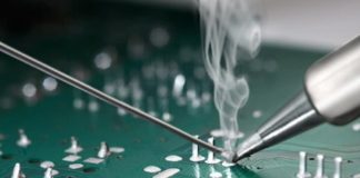 Gelişen teknoloji ile birlikte elektronik cihazların hayatımızdaki yeri her geçen gün artıyor. Bu cihazların üretimi, bakımı ve onarımı ise uzmanlık gerektiriyor. İşte tam bu noktada lehimci mesleği devreye giriyor. Küçük bir devre kartından büyük endüstriyel sistemlere kadar birçok alanda çalışan lehimci, elektronik dünyasının en önemli yapı taşlarından biridir. Konulu bir haber görseli.