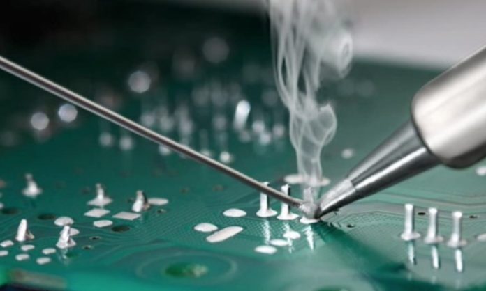 Gelişen teknoloji ile birlikte elektronik cihazların hayatımızdaki yeri her geçen gün artıyor. Bu cihazların üretimi, bakımı ve onarımı ise uzmanlık gerektiriyor. İşte tam bu noktada lehimci mesleği devreye giriyor. Küçük bir devre kartından büyük endüstriyel sistemlere kadar birçok alanda çalışan lehimci, elektronik dünyasının en önemli yapı taşlarından biridir. Konulu bir haber görseli.
