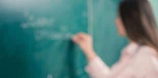 Günümüz küresel dünyasında yabancı dil bilgisi, hem eğitim hem de iş yaşamında önemli bir rol oynuyor. Bu nedenle lisan öğretmenleri, dil öğreniminde öğrencilerin temelini atan ve iletişim becerilerini geliştiren uzmanlardır. Lisan öğretmeni kimdir sorusu, özellikle yabancı dil eğitimi ile ilgilenen öğrenciler ve kariyer planlayan kişiler tarafından merak edilirken, lisan öğretmeni ne kadar kazanır sorusu da mesleğin ekonomik boyutunu öğrenmek isteyenler için önemlidir. Konulu bir haber görseli.