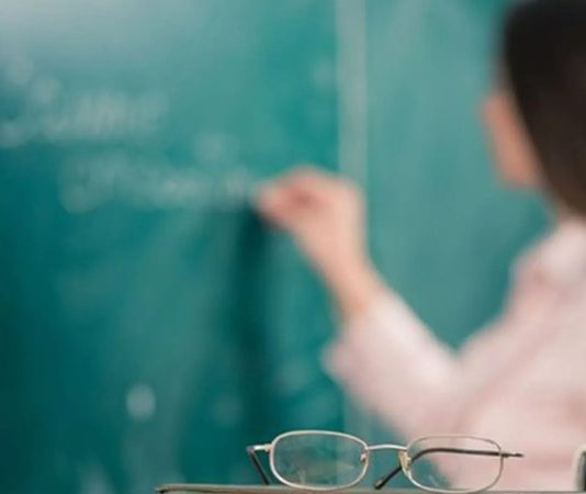 Günümüz küresel dünyasında yabancı dil bilgisi, hem eğitim hem de iş yaşamında önemli bir rol oynuyor. Bu nedenle lisan öğretmenleri, dil öğreniminde öğrencilerin temelini atan ve iletişim becerilerini geliştiren uzmanlardır. Lisan öğretmeni kimdir sorusu, özellikle yabancı dil eğitimi ile ilgilenen öğrenciler ve kariyer planlayan kişiler tarafından merak edilirken, lisan öğretmeni ne kadar kazanır sorusu da mesleğin ekonomik boyutunu öğrenmek isteyenler için önemlidir. Konulu bir haber görseli.