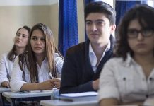 Lise Müdürü Kimdir? Lise Müdürü Ne Kadar Kazanır? Eğitim sisteminin en önemli yapı taşlarından biri olan lise müdürü, okulların yönetiminden sorumlu en yetkili kişidir. Öğrencilerin akademik başarısından öğretmenlerin koordinasyonuna kadar birçok alanda aktif rol oynayan bu yöneticiler, eğitim kalitesinin belirlenmesinde büyük etkiye sahiptir. Özellikle gençlerin geleceğini şekillendiren lise döneminde, okulun doğru şekilde yönetilmesi oldukça kritik bir konudur. Konulu bir haber görseli.
