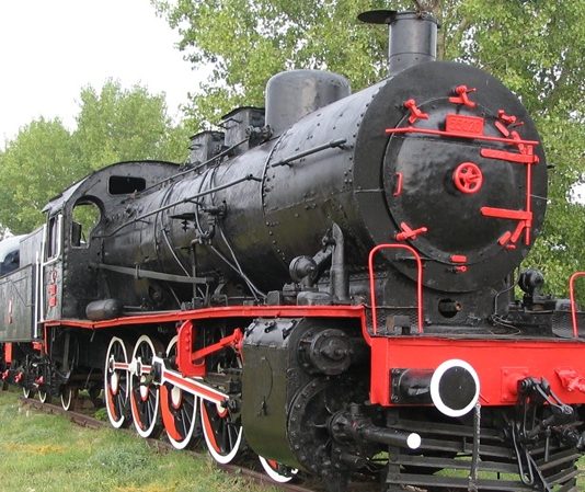 Demiryolu taşımacılığının en kritik görevlerinden birini üstlenen lokomotif makinisti, trenlerin güvenli ve düzenli şekilde ilerlemesini sağlayan uzman kişidir. Yolcu ve yük taşımacılığında büyük öneme sahip olan bu meslek, yüksek sorumluluk ve dikkat gerektirir. Günümüzde demiryolu ulaşımının yeniden önem kazanmasıyla birlikte lokomotif makinisti mesleğine olan ilgi de artmaktadır. Konulu bir haber görseli.