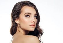 Moda ve reklam dünyasının en dikkat çekici mesleklerinden biri olan manken, markaların ürünlerini tanıtmak ve görsel olarak en iyi şekilde sunmakla görevli profesyonellerdir. Giyimden aksesuara, kozmetikten spor ürünlerine kadar birçok farklı alanda çalışan mankenler, özellikle moda sektörünün vazgeçilmez bir parçasıdır. Günümüzde sosyal medyanın da etkisiyle mankenlik mesleği daha geniş kitlelere ulaşmış ve popülerliği artmıştır. Konulu bir haber görseli.