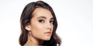 Moda ve reklam dünyasının en dikkat çekici mesleklerinden biri olan manken, markaların ürünlerini tanıtmak ve görsel olarak en iyi şekilde sunmakla görevli profesyonellerdir. Giyimden aksesuara, kozmetikten spor ürünlerine kadar birçok farklı alanda çalışan mankenler, özellikle moda sektörünün vazgeçilmez bir parçasıdır. Günümüzde sosyal medyanın da etkisiyle mankenlik mesleği daha geniş kitlelere ulaşmış ve popülerliği artmıştır. Konulu bir haber görseli.