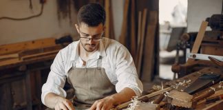 Günümüzde el işçiliğinin değer kazandığı mesleklerden biri olan marangoz, ahşap malzemeleri işleyerek farklı ürünler ortaya çıkaran ustalardır. Mobilyadan kapıya, dekoratif ürünlerden yapı elemanlarına kadar geniş bir alanda çalışan marangozlar, hem geleneksel hem de modern üretim süreçlerinde önemli bir yere sahiptir. Özellikle doğal ve estetik ürünlere olan talebin artması, marangozluk mesleğinin yeniden popüler hale gelmesini sağlamıştır. Konulu bir haber görseli.