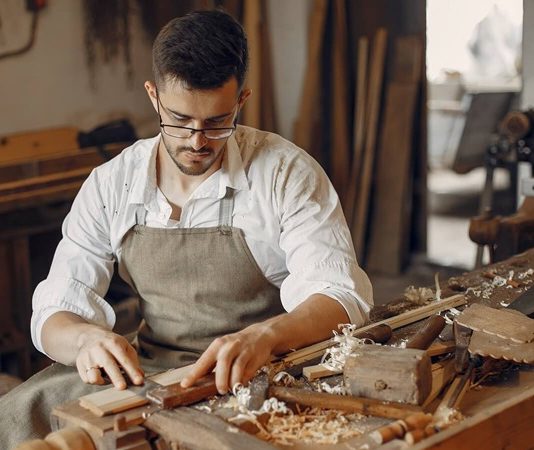 Günümüzde el işçiliğinin değer kazandığı mesleklerden biri olan marangoz, ahşap malzemeleri işleyerek farklı ürünler ortaya çıkaran ustalardır. Mobilyadan kapıya, dekoratif ürünlerden yapı elemanlarına kadar geniş bir alanda çalışan marangozlar, hem geleneksel hem de modern üretim süreçlerinde önemli bir yere sahiptir. Özellikle doğal ve estetik ürünlere olan talebin artması, marangozluk mesleğinin yeniden popüler hale gelmesini sağlamıştır. Konulu bir haber görseli.