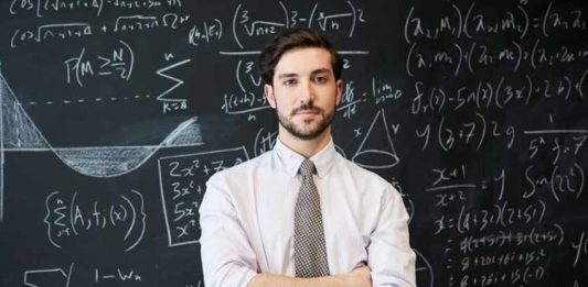 Matematik Öğretmeni Kimdir? Matematik Öğretmeni Ne Kadar Kazanır? Eğitim sisteminin temel taşlarından biri olan matematik öğretmeni, öğrencilere matematik bilgisini kazandıran ve onların analitik düşünme yetilerini geliştiren önemli bir meslek grubudur. Matematik öğretmenleri, okullarda ve özel eğitim kurumlarında görev alarak ders planları hazırlar, öğrencileri sınavlara hazırlar ve matematiksel düşünme becerilerini artırmayı hedefler. Bu nedenle matematik öğretmeni, eğitim ve öğrenim sürecinin vazgeçilmez bir parçasıdır. Konulu bir haber görseli.