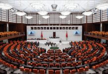 Yerel yönetimlerin en önemli yapı taşlarından biri olan meclis üyesi, şehirlerin yönetiminde aktif rol oynayan ve halkın temsilcisi olarak görev yapan kişidir. Belediyelerin karar alma mekanizmasında yer alan bu kişiler, şehirlerin gelişimi, altyapı çalışmaları ve sosyal projeler gibi birçok konuda söz sahibidir. Bu yönüyle meclis üyesi olmak, hem sorumluluk hem de temsil gücü açısından önemli bir görevdir. Konulu bir haber görseli.