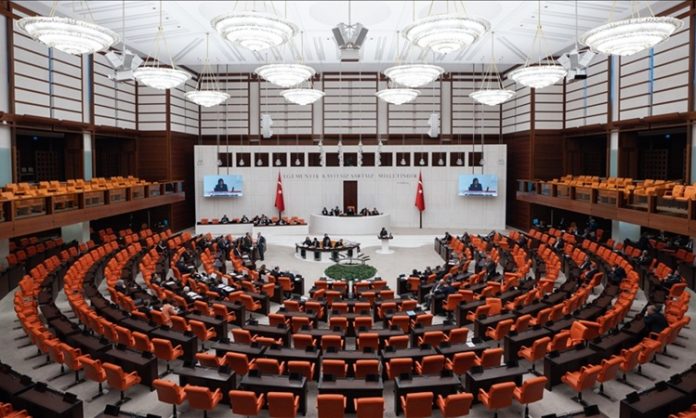 Yerel yönetimlerin en önemli yapı taşlarından biri olan meclis üyesi, şehirlerin yönetiminde aktif rol oynayan ve halkın temsilcisi olarak görev yapan kişidir. Belediyelerin karar alma mekanizmasında yer alan bu kişiler, şehirlerin gelişimi, altyapı çalışmaları ve sosyal projeler gibi birçok konuda söz sahibidir. Bu yönüyle meclis üyesi olmak, hem sorumluluk hem de temsil gücü açısından önemli bir görevdir. Konulu bir haber görseli.