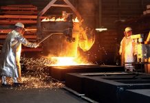 Sanayinin temel taşlarından biri olan metalurji mühendisliği, metal ve alaşımların üretimi, işlenmesi ve geliştirilmesi süreçlerini kapsayan kritik bir alan olarak öne çıkmaktadır. Bu alanda çalışan metalurji mühendisleri, hem üretim süreçlerini optimize eder hem de malzemelerin dayanıklılığını ve performansını artırmak için araştırmalar yapar. Özellikle otomotiv, havacılık, enerji ve inşaat sektörlerinde metalurji mühendisliği büyük önem taşır. Konulu bir haber görseli.