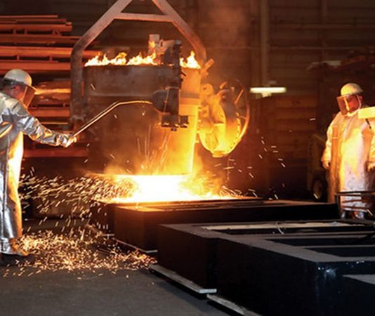 Sanayinin temel taşlarından biri olan metalurji mühendisliği, metal ve alaşımların üretimi, işlenmesi ve geliştirilmesi süreçlerini kapsayan kritik bir alan olarak öne çıkmaktadır. Bu alanda çalışan metalurji mühendisleri, hem üretim süreçlerini optimize eder hem de malzemelerin dayanıklılığını ve performansını artırmak için araştırmalar yapar. Özellikle otomotiv, havacılık, enerji ve inşaat sektörlerinde metalurji mühendisliği büyük önem taşır. Konulu bir haber görseli.