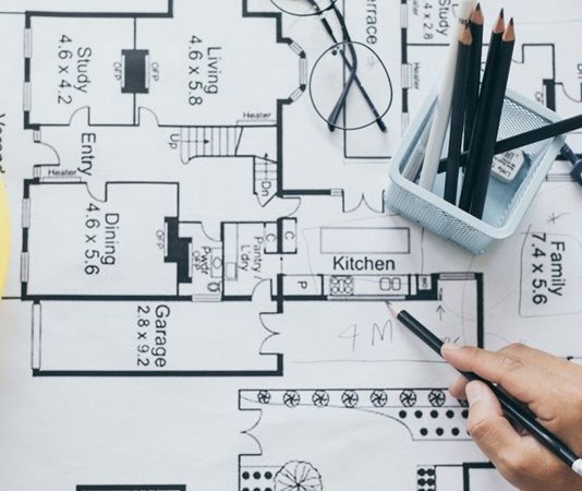 Günümüzde şehirleşmenin hız kazanmasıyla birlikte mimar mesleği her zamankinden daha önemli bir konuma gelmiştir. İnsanların yaşam alanlarını estetik, fonksiyonel ve güvenli hale getiren mimarlar, sadece bina tasarlayan kişiler değil; aynı zamanda yaşam kalitesini doğrudan etkileyen profesyonellerdir. Modern şehirlerin oluşumunda büyük rol oynayan mimarlık, hem sanatsal hem de teknik yönü güçlü bir meslek olarak dikkat çeker. Konulu bir haber görseli.