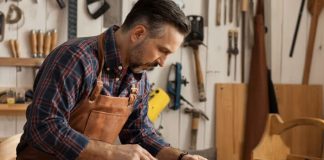 Günlük yaşamın vazgeçilmez parçalarından olan mobilyaların üretiminde ve onarımında görev alan mobilya ustası, hem el becerisi hem de tasarım yeteneği gerektiren bir mesleğin temsilcisidir. Mobilya ustaları, marangozluk tekniklerini kullanarak ahşap, metal veya farklı malzemelerden mobilya üretir ve müşterilerin ihtiyaçlarına uygun tasarımlar hazırlar. Bu nedenle mobilya ustası, hem sanat hem de teknik bilgi gerektiren bir meslek olarak öne çıkar. Konulu bir haber görseli.