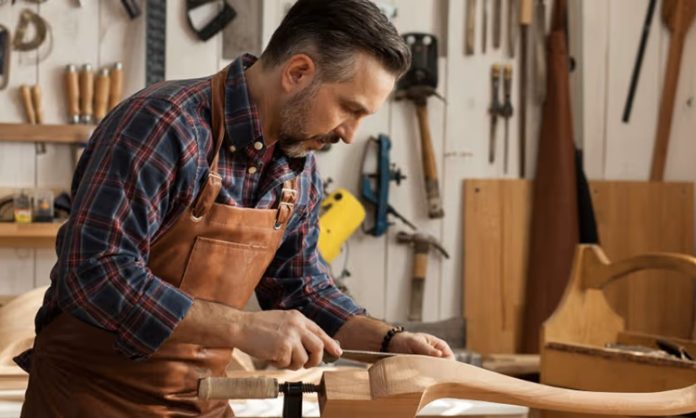 Günlük yaşamın vazgeçilmez parçalarından olan mobilyaların üretiminde ve onarımında görev alan mobilya ustası, hem el becerisi hem de tasarım yeteneği gerektiren bir mesleğin temsilcisidir. Mobilya ustaları, marangozluk tekniklerini kullanarak ahşap, metal veya farklı malzemelerden mobilya üretir ve müşterilerin ihtiyaçlarına uygun tasarımlar hazırlar. Bu nedenle mobilya ustası, hem sanat hem de teknik bilgi gerektiren bir meslek olarak öne çıkar. Konulu bir haber görseli.