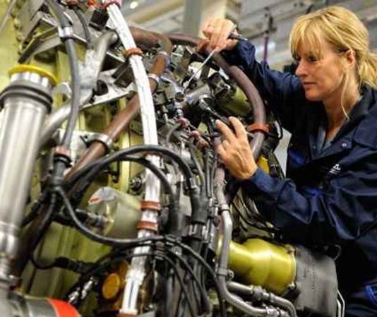 Otomotiv sektörünün temel yapı taşlarından biri olan motor teknisyeni, araçların motor sistemlerinin bakım, onarım ve test süreçlerini yöneten kritik bir meslek grubudur. Bu alanda çalışan teknisyenler, motor performansını optimize eder, arızaları tespit eder ve güvenli bir şekilde çalışmasını sağlar. Motor teknisyeni, hem teknik bilgi hem de pratik beceri gerektiren bir meslek olarak öne çıkar ve otomotiv endüstrisinin verimli çalışmasında önemli bir rol üstlenir. Konulu bir haber görseli.