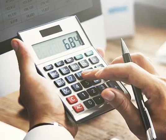 Günümüz iş dünyasında finansal düzenin sağlanması ve işletmelerin sürdürülebilir bir şekilde büyümesi için muhasebeci mesleği büyük bir öneme sahiptir. Şirketlerin gelir-gider dengesini kontrol eden, mali kayıtları tutan ve yasal süreçlerin doğru şekilde yürütülmesini sağlayan muhasebeciler, işletmelerin en kritik yapı taşlarından biridir. Özellikle artan ekonomik rekabet ortamında, doğru muhasebe yönetimi işletmelerin başarısını doğrudan etkiler. Konulu bir haber görseli.