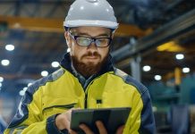 Günümüzde teknolojinin hızla ilerlemesiyle birlikte mühendis mesleği, en kritik ve en çok ihtiyaç duyulan meslek gruplarından biri haline gelmiştir. İnsan yaşamını kolaylaştıran sistemlerin geliştirilmesi, üretim süreçlerinin iyileştirilmesi ve yeni teknolojilerin ortaya çıkarılması gibi birçok alanda mühendisler aktif rol oynar. Bu nedenle mühendislik, modern dünyanın temel yapı taşlarından biri olarak kabul edilir. Konulu bir haber görseli.