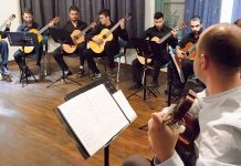Müzik Öğretmeni Kimdir? Müzik Öğretmeni Ne Kadar Kazanır? Eğitim dünyasında sanatın önemini vurgulayan mesleklerden biri olan müzik öğretmeni, öğrencilere müzik eğitimi veren ve onların sanatsal gelişimlerine katkı sağlayan profesyonellerdir. Okullarda ve özel eğitim kurumlarında görev yapan bu öğretmenler, müzik bilgisi, enstrüman kullanımı ve ses eğitimi gibi alanlarda öğrencileri yönlendirir. Bu sayede hem bireysel hem de grup çalışmalarıyla öğrencilerin yetenekleri geliştirilir ve müzik kültürü yaygınlaştırılır. Konulu bir haber görseli.