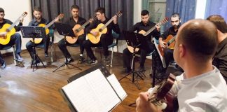 Eğitim dünyasında sanatın önemini vurgulayan mesleklerden biri olan müzik öğretmeni, öğrencilere müzik eğitimi veren ve onların sanatsal gelişimlerine katkı sağlayan profesyonellerdir. Okullarda ve özel eğitim kurumlarında görev yapan bu öğretmenler, müzik bilgisi, enstrüman kullanımı ve ses eğitimi gibi alanlarda öğrencileri yönlendirir. Bu sayede hem bireysel hem de grup çalışmalarıyla öğrencilerin yetenekleri geliştirilir ve müzik kültürü yaygınlaştırılır. Konulu bir haber görseli.