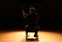 Sanat dünyasının en yaratıcı ve etkileyici mesleklerinden biri olan müzisyen, müzik eserleri üreten, yorumlayan ve dinleyicilere sunan profesyonellerdir. Müzik sektörü, hem bireysel hem de toplu performanslara dayalı olarak farklı çalışma alanları sunar. Konserler, stüdyo kayıtları, sahne performansları ve dijital platformlar, bir müzisyenin kariyer yolunda önemli duraklar olarak öne çıkar. Konulu bir haber görseli.