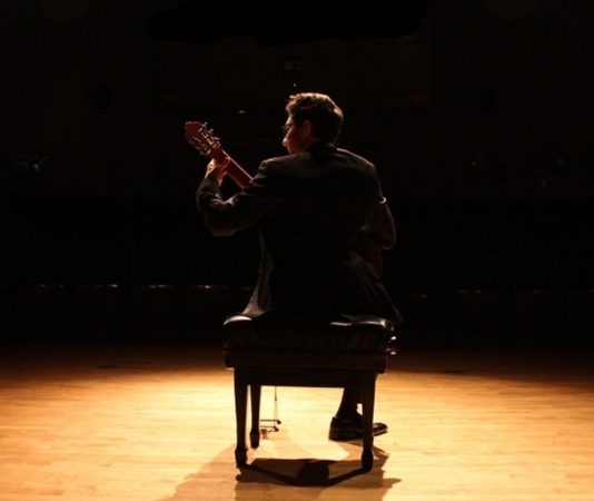 Sanat dünyasının en yaratıcı ve etkileyici mesleklerinden biri olan müzisyen, müzik eserleri üreten, yorumlayan ve dinleyicilere sunan profesyonellerdir. Müzik sektörü, hem bireysel hem de toplu performanslara dayalı olarak farklı çalışma alanları sunar. Konserler, stüdyo kayıtları, sahne performansları ve dijital platformlar, bir müzisyenin kariyer yolunda önemli duraklar olarak öne çıkar. Konulu bir haber görseli.