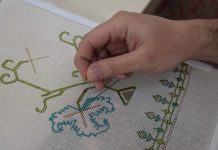 Nakış Ustası Kimdir? Nakış Ustası Ne Kadar Kazanır? Bir nakış ustası, müşterilerin taleplerine uygun desenleri tasarlamak, farklı teknikleri uygulamak ve el emeği ürünler üretmekle görevlidir. Bu iş, hem sanatsal bir faaliyet hem de ticari bir uğraş olarak değerlendirilebilir. Günümüzde modern tekstil sektörü ile birleşerek hem geleneksel hem de çağdaş tasarımları hayata geçirir. Konulu bir haber görseli.