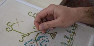 Bir nakış ustası, müşterilerin taleplerine uygun desenleri tasarlamak, farklı teknikleri uygulamak ve el emeği ürünler üretmekle görevlidir. Bu iş, hem sanatsal bir faaliyet hem de ticari bir uğraş olarak değerlendirilebilir. Günümüzde modern tekstil sektörü ile birleşerek hem geleneksel hem de çağdaş tasarımları hayata geçirir. Konulu bir haber görseli.