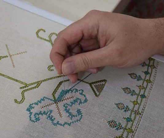 Bir nakış ustası, müşterilerin taleplerine uygun desenleri tasarlamak, farklı teknikleri uygulamak ve el emeği ürünler üretmekle görevlidir. Bu iş, hem sanatsal bir faaliyet hem de ticari bir uğraş olarak değerlendirilebilir. Günümüzde modern tekstil sektörü ile birleşerek hem geleneksel hem de çağdaş tasarımları hayata geçirir. Konulu bir haber görseli.