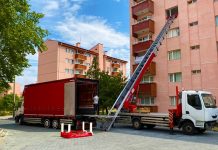 Ticaret ve lojistik sektörünün vazgeçilmez unsurlarından biri olan nakliyeci, malların ve eşyaların güvenli bir şekilde taşınmasını sağlayan profesyoneldir. Günümüzün hızlı taşımacılık ihtiyaçları göz önüne alındığında, nakliyeciler, iş süreçlerinin aksamadan devam etmesini ve müşterilerin memnuniyetini garanti eder. Hem şehir içi hem de şehirlerarası taşımacılıkta görev alan nakliyeci, planlama, organizasyon ve lojistik bilgisiyle işini sürdürür. Konulu bir haber görseli.