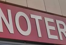 Noter Kimdir? Noter Ne Kadar Kazanır? Hukuk sisteminde güven ve resmi belgelerin doğruluğunu sağlamak açısından kritik bir rol oynayan noter, işlemlerin yasal geçerliliğe sahip olmasını temin eden yetkili kişidir. Noterler, sözleşmelerin, vekaletnamelerin, tapu ve miras işlemlerinin resmi olarak onaylanmasını sağlayarak vatandaşlar ve devlet arasındaki hukuki güvenliği sağlar. Bu meslek, hem hukuk bilgisi hem de titizlik gerektirir. Konulu bir haber görseli.