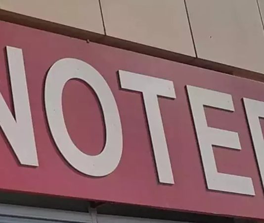 Hukuk sisteminde güven ve resmi belgelerin doğruluğunu sağlamak açısından kritik bir rol oynayan noter, işlemlerin yasal geçerliliğe sahip olmasını temin eden yetkili kişidir. Noterler, sözleşmelerin, vekaletnamelerin, tapu ve miras işlemlerinin resmi olarak onaylanmasını sağlayarak vatandaşlar ve devlet arasındaki hukuki güvenliği sağlar. Bu meslek, hem hukuk bilgisi hem de titizlik gerektirir. Konulu bir haber görseli.