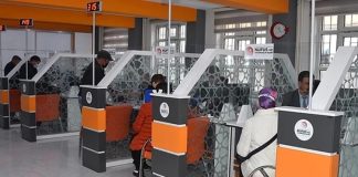 Devletin vatandaşlarla olan ilişkilerinde kritik bir rol üstlenen nüfus memuru, kişisel bilgiler, kimlik ve nüfus kayıtlarının yönetiminden sorumlu memurdur. Bu meslek, hem kamu hizmetinin düzenli işlemesini sağlamak hem de vatandaşların hak ve yükümlülüklerini korumak açısından oldukça önemlidir. Nüfus memuru, kayıt işlemlerini doğru, hızlı ve güvenilir bir şekilde yürütmekle yükümlüdür. Konulu bir haber görseli.